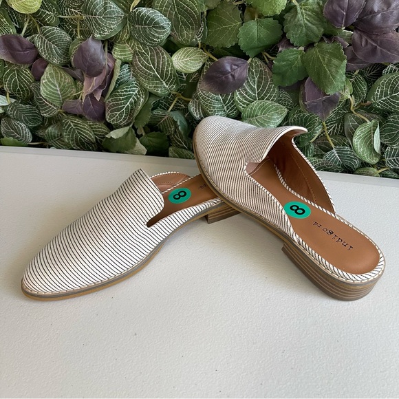 INDIGO RD Women Ivory Black Striped
Canvas Flats Mules size 8 - Picture 4 of 11